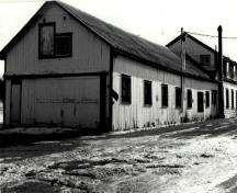 View of the Woodworking Shop, showing the wood frame construction, 1989.; Agence Parcs Canada / Parks Canada Agency, 1989.