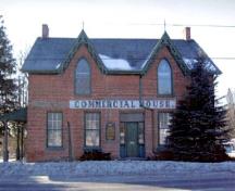 Vue de l'extérieur de l'ancien hôtel Commercial, qui montre les rappels physiques de ses anciennes fonctions, notamment l’enseigne « Commercial Hotel » peinte sur sa façade principale, 2005.; Public Works and Government Services Canada / Travaux publics et services gouvernementaux Canada, 2005.