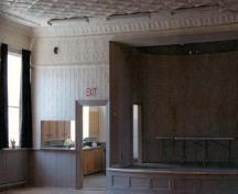 Vue l'intérieure de l'’ancienne mairie du canton de Pickering, qui montre l’ornementation, comme le lambrissage en bois et le lambris d’appui en étain embossé, 2005.; Public Works and Government Services Canada / Travaux publics et Services gouvernementaux Canada, 2005.