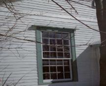 Détail de l’ancienne mairie du canton de Pickering, qui montre une grande fenêtre vitrée avec son entablement et son encadrement simple, 2005.; Public Works and Government Services Canada / Travaux publics et Services gouvernementaux Canada, 2005.