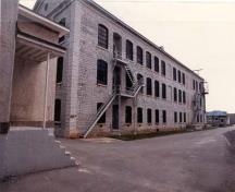Vue de l'atelier ouest, qui montre la haute qualité de la maçonnerie, y compris la division tripartite de la façade principale, 1989.; Travaux publics Canada / Public Works Canada, 1989.