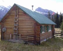 Vue de l'extérieur du chalet des gardes du parc de Brazeau, qui montre l’utilisation de matériaux aux finis naturels et rustiques, y compris les rondins écorcés des murs posés horizontalement, 2005.; Parks Canada Agency / Agence Parcs Canada, 2005.