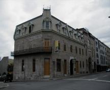 Vue générale de la maison Sir George-Étienne Cartier, qui montre la grande sobriété et la rigueur de la composition, 2004.; Parks Canada Agency / Agence Parcs Canada, 2004.