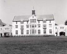 General view of the Yeo Hall Mess Building, 1990.; Department of National Defence / Ministère de la Défense nationale, KNB-89-355-8, N0.027, 1990.