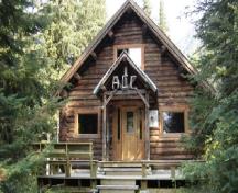 General view of Arthur O. Wheeler Hut, showing the well-proportioned, symmetrical composition of the building, 2005.; Public Works and Government Services Canada / Travaux publics et Services gouvernementaux Canada, Janet Gourlay-Vallance and Anita Sewell, 2005.