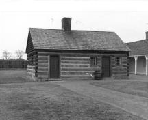 General view of the Officers' Kitchen, showing the front façade, 1989.; Agence Parcs Canada, Bureau régional de l'Ontario / Parks Canada Agency, Ontario Regional Office, 1989.