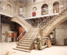 Vue de l’atelier sud, qui montre le grand escalier de la rotonde, 1989.; Travaux publics Canada / Public Works Canada, 1989.