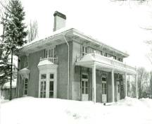 Vue de la maison Scott, qui montre la fenêtre en baie sur la façade latérale, 1976.; Agence Parcs Canada / Parks Canada Agency, 1976.