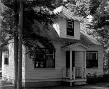 Vue du petit portique d’entrée de la Résidence et clinique des médecins, 1984.; Parks Canada Agency / Agence Parcs Canada, S.Siepman, 1984.