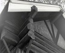 Vue détaillée de la résidence du gardien, qui montre les murs en rondins assemblés à queue d’aronde, 1984.; Parks Canada Agency / Agence Parcs Canada, S. Siepman, 1984.