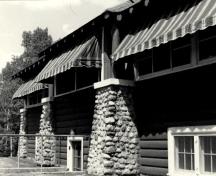 Vue de la véranda avant du pavillon de Golf, 1984.; Agence Parcs Canada / Parks Canada Agency, 1984.