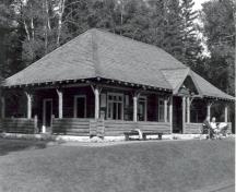 Photo prise de l'extérieur; (S. Siepman, Parks, PNRO, July 1984.)