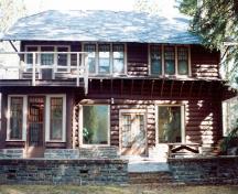 Façade de la résidence du directeur du parc, qui montre les fenêtres dont le châssis supérieur comporte plusieurs petits carreaux et le châssis inférieur, un vitrage unique, 1992.; Parks Canada Agency / Agence Parcs Canada, 1992.