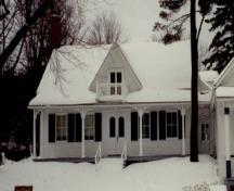 Vue de la façade générale de la maison St-Laurent, qui montre la galerie qui fait la longueur de la façade, 1993.; Parks Canada Agency / Agence Parcs Canada, 1993.