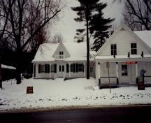 Vue du magasin et entrepôt Saint-Laurent à droite, qui montre l’attrayante galerie couverte et les proportions équilibrées, 1993.; Parks Canada Agency / Agence Parcs Canada, 1993.