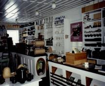 Vue de l'intérieur du magasin et entrepôt Saint-Laurent, qui montre les éléments intégrés et tous les autres détails qui évoquent l’ancienne vocation commerciale du bâtiment, 1993.; Parks Canada Agency / Agence Parcs Canada, 1993.