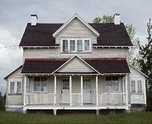 General view of Building 84, showing the symmetrical treatment of the building and the wide covered verandah that protects the main entrance, circa 2004.; Parks Canada Agency / Agence Parcs Canada, circa / vers 2004.