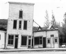 View of the façade of the Third Avenue Hotel, 1987.; Agence Parcs Canada/Parks Canada Agency, 1987.