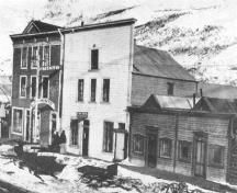 View of the façade of the Third Avenue Hotel, 1908.; Agence Parcs Canada/Parks Canada Agency, 1987.