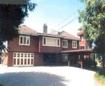 Photo prise de l'extérieur du pavillon de tir Alasken-Reifel.; (Public Works Canada, 1992.)