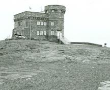Vue générale de la tour Cabot montrant la structure carrée de 9,4 mètres (30 pieds) à deux étages et la tourelle octogonale de 15,24 mètres (50 pieds) à trois étages, 1988.; Parks Canada Agency / Agence Parcs Canada, I. Doull , 1988.
