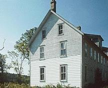 View of Building 39, showing the wood frame construction with a gabled roof, circa 2004.; Agence Parcs Canada / Parks Canada Agency, vers / circa 2004.