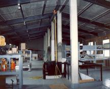 Vue générale de l'entrepôt et bureau, qui montre l’intérieur dégagé et bien éclairé, 1990.; Parks Canada Agency / Agence Parcs Canada, 1990.