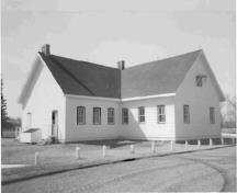 Side elevation of the Barracks No. 5, showing the simple, single-storey massing of the T-shaped building, 1989.; Agence Parcs Canada / Parks Canada Agency, 1989.