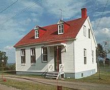 General view of Building 71, showing the main entrance placed to the right of three windows on the principal façade, circa 2004.; Parks Canada Agency / Agence Parcs Canada, circa / vers 2004.