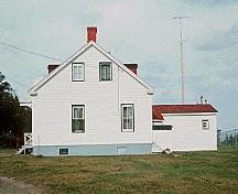 Side view of Building 71, showing the one-and-a-half-storey massing and the gable roof, circa 2004.; Parks Canada Agency / Agence Parcs Canada, circa / vers 2004.
