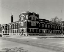 Southeast corner of Minto Armoury, 1990.; Department of National Defence / Ministère de la Défense nationale, 1990.