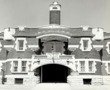 Main entrance of the Minto Armoury on St. Matthews Street, 1990.; Department of National Defence / Ministère de la Défense nationale, 1990.