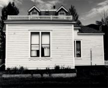 Side view of St. Andrew's Manse, showing the smooth planes of the clapboard walls, 1987.; Parks Canada Agency / Agence Parcs Canada, 1987.
