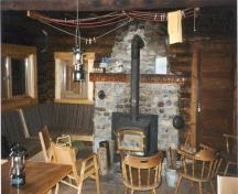 Intérieur de la cabane alpine Stanley Mitchell, montrant les détails de conception rustiques du bâtiment, 1998.; Parks Canada Agency\Agence Parcs Canada, 1998.
