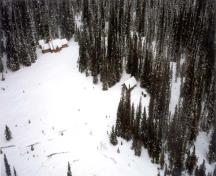Vue aérienne de la cabane alpine Stanley Mitchell, montrant le rapport historique inchangé entre le refuge et la prairie alpine où il se trouve, 1998.; Agence Parcs Canada\Parks Canada Agency, 1998.