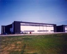Vue du hangar 8 de l'Aviation royale du Canada, qui montre les hautes portes coulissantes, 1998.; Department of National Defence / Ministère de la Défense nationale, 1998.