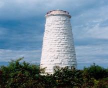 Vue générale du phare de l’île Christian, qui montre sa silhouette pittoresque, 1990.; Canadian Coast Guard / Garde côtière canadienne, 1990.