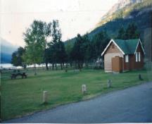 View générale du bloc sanitaire 8, qui montre le volume simple et bas, en forme de croix, de ce bâtiment d’un étage, 1990.; Parks Canada Agency / Agence Parcs Canada, 1990.