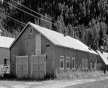 Corner view of the Auto Repair shop, 1988.; Agence Parcs Canada/Parks Canada Agency, 1988.