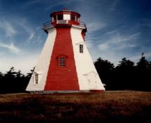 Vue générale des façades sud et ouest du Phare de l'île Henry, 1990.; Transport Canada / Transports Canada, 1990.
