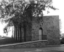 Façade sud-ouest du bâtiment no 10, qui montre l'entrée principale, et la rampe d'accès, 1991.; Department of Humanitarian Affairs / Département des affaires humanitaires, Rhona Godspeed, 1990.