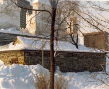 Vue de l'extérieur de la poudrière de l'Esplanade, qui montre la construction voûtée en pierre, 1989.; Parks Canada Agency / Agence Parcs Canada, 1989.