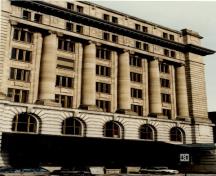 Vue de l’édifice des Douanes, qui montre la volumétrie groupée sur huit étages avec une composition classique dans le style Beaux-Arts, soit la base, les colonnes et l’entablement, 1989.; Ministère des Travaux publics / Department of Public Works, 1989.