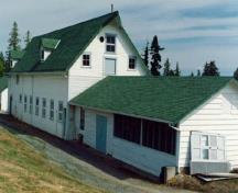 Vue générale du bâtiment 28, montrant son parement extérieur en planches de lambrissage biseautées en bois et ses fenêtres à guillotine en bois, disposées à intervalles réguliers, 1993.; Department of Agriculture / Ministère de l'Agriculture, 1993.