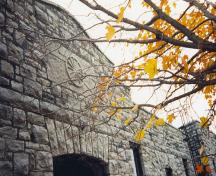 Detail view of RMC Building 24, showing the very good handling of the exterior stone cladding, including some random coursing, rustication and carvings.; Parks Canada Agency / Agence Parcs Canada.