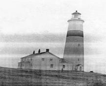Vue générale du phare, qui montre la maison attenante, 1955.; Department of Transport / Ministère des Transports, 1955.