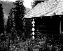 Vue de la façade latérale du chalet des gardes du parc des lacs Clearwater, 1993.; Parks Canada Agency / Agence Parcs Canada, 1993.