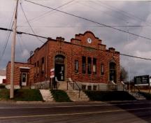 Front elevation of the Government of Canada Building in North Head, showing the flat façade broken by two slightly projecting brick pilasters, flanked by two main doors, 1993.; Public Works and Government Services Canada / Travaux publics et Services gouvernementaux Canada, 1993.