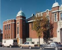 View of the Armoury on St. Catherine Street, showing its Tudor Revival elements, 1989.; Ministère de la Défense nationale / Department of National Defence, 1989.