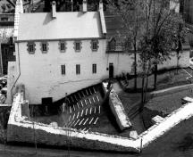 General view of the Dauphine Redoubt, showing the west façade and the bastioned wall, 1983.; Agence Parcs Canada (Région de Québec) / Parks Canada Agency (Québec Region), 101/07/PR-6/Sl504/#1, 1983.
